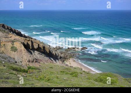 Zerklüftete felsige Atlantikküste, Foz de Arelho, Bezirk Leiria, Portugal Stockfoto