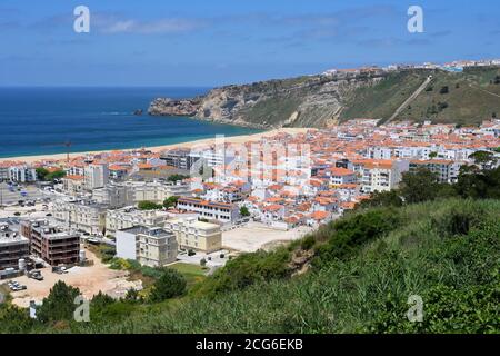 Blick über Nazare und den Atlantischen Ozean, Bezirk Leiria, Portugal Stockfoto