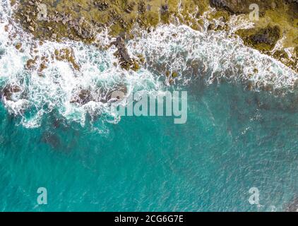 Isländische Küste, von oben, verlockende Farbe, aber eiskalte Temperatur Stockfoto