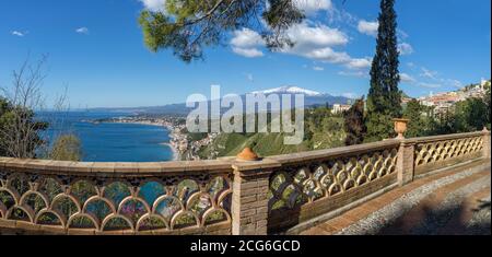 Taormina und Mt. Vulkan Ätna im Bacground von den öffentlichen Gärten - Sizilien. Stockfoto