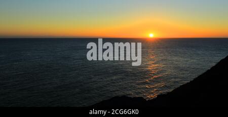 Ein Blick auf den Sonnenaufgang über der Nordsee von der Landzunge in Flamborough, East Riding of Yorkshire, Großbritannien, im Sommer. Stockfoto