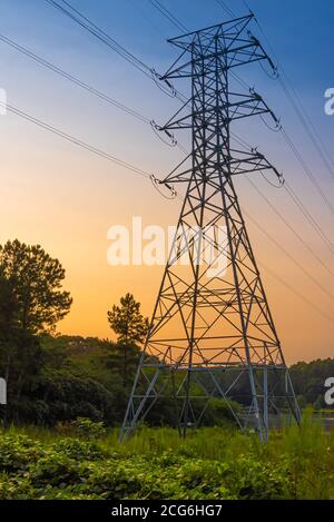 Elektrischer Sendeturm bei Sonnenuntergang in der Nähe von Fort Yargo Lake in Winder, Georgia. (USA) Stockfoto