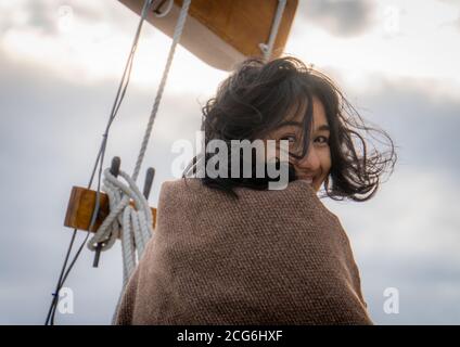 Lächelnde junge Frau genießt Segeln Stockfoto