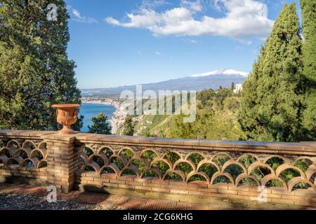 Taormina und Mt. Vulkan Ätna im Bacground von den öffentlichen Gärten - Sizilien. Stockfoto