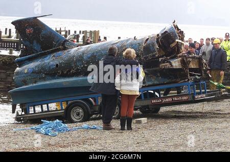 BBC-Produzent Mike Rossiter und die Witwe von Donald Campbell, Tonia Bern-Campbell, stehen zusammen, während Campbells Jet-powered Boot Bluebird an Land bei Coniston Water im Lake District gebracht wird, inmitten einer Operation, um das Handwerk zu erhöhen. *... Campbells Bluebird-Wasserflugzeug stürzte im Januar 1967 bei Coniston Water ab, während er versuchte, einen Geschwindigkeitsrekord im Wasser zu brechen. *25/10/02: Bluebird wird am Coniston Water im Lake District an Land gebracht. Campbell starb, als das Boot am 1967. Januar zusammenbrach, als er versuchte, seinen eigenen Geschwindigkeitsrekord von 276 mph zu brechen. Später heute beginnt eine Untersuchung in seinen Tod. Stockfoto