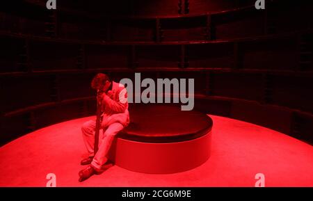 Die unterirdischen Öltanks in der Tate Modern, London, die für die Öffentlichkeit zugänglich sind und eine Vielzahl von Performance- und Installationskunst enthalten Stockfoto