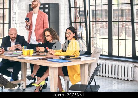 Geschossen von einer Gruppe junger Geschäftsleute in einer Sitzung. Vielfältige Gruppe von jungen Designern lächelnd während einer Besprechung im Büro. Stockfoto