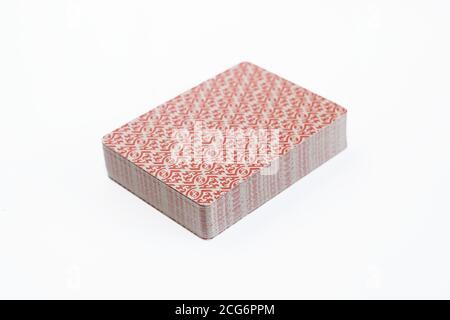 Kartenstapel auf weißem Hintergrund isoliert Stockfoto