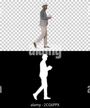 Architect Walking mit Tablet und überprüfen, was gebaut wird, Alpha Channel Stockfoto
