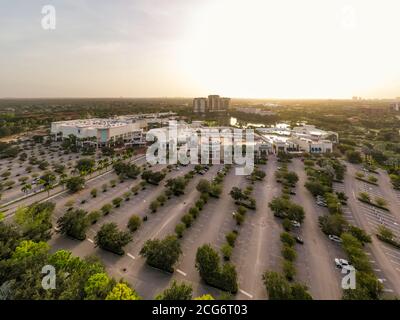 Luftdrohne Foto Sonnenaufgang über der Gardens Mall Palm Beach FL USA Stockfoto