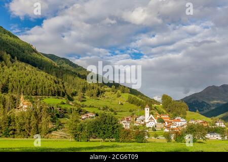 Das Bergdorf Graun im Vinschgau, gegen einen schönen Himmel, an einem sonnigen Sommertag, Südtirol, Italien Stockfoto