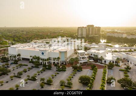 Luftdrohne Foto der Gardens Mall Palm Beach FL USA bei Sonnenaufgang Stockfoto