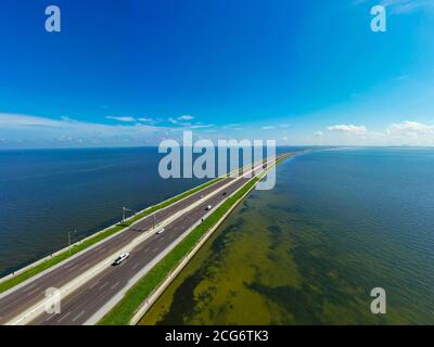 Luftaufnahme der Autobahn 275 Howard Frankland Bridge über Tampa Bay Florida USA Stockfoto