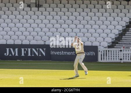 London, Großbritannien. September 2020. Jamie Overton nimmt einen Fang vor leeren Sitzen an einem Covid betroffen Oval als Surrey auf Sussex am Tag vier der Bob Willis Trophy Spiel im Oval zu nehmen. David Rowe/Alamy Live News Stockfoto