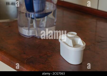 Wasseraufbereitungspatrone und Silikonfilter auf dem Tisch. Geräte zur Reinigung und Anreicherung von Trinkwasser. Gesundheitswesen. Selektive Stockfoto