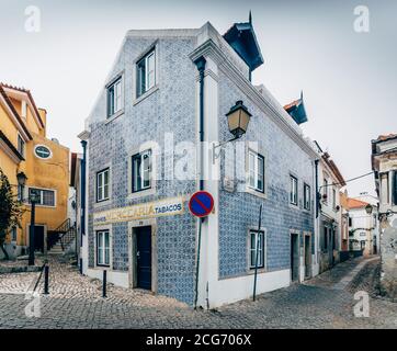 Blaue Azulejo Fliesen im portugiesischen Stil auf einem alten Haus in Cascais, Portugal. Stockfoto