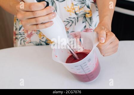 Nahaufnahme einer Frau, die das Eis mit einem Stabmixer mischt Stockfoto