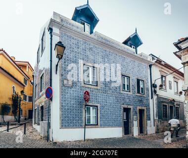 Blaue Azulejo Fliesen im portugiesischen Stil auf einem alten Haus in Cascais, Portugal. Stockfoto