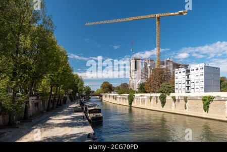 Notre-Dame de Paris wird restauriert, nachdem die Kathedrale Feuer fing und zerstörte den Turm und den Eichenrahmen und das Bleidach. Stockfoto