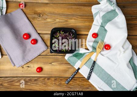 Foto von nützlichen Sprossen von Rotkohl in Behältern Stockfoto