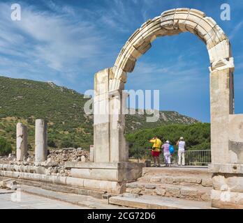 Ephesus, bei Selcuk, Provinz Izmir, Türkei. Untere Agora Torbogen, Marble Street. Stockfoto
