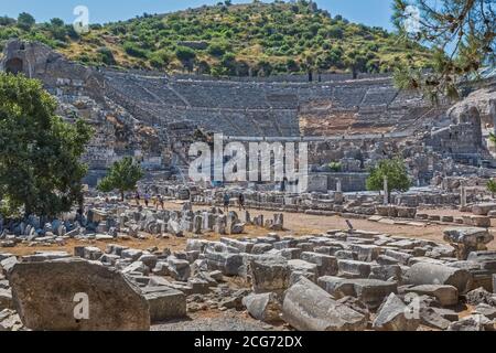 Ephesus, bei Selcuk, Provinz Izmir, Türkei. Der Bau des Großen Theaters begann mit den Griechen im dritten Jahrhundert v. Chr.. Es wurde durch die R erweitert Stockfoto