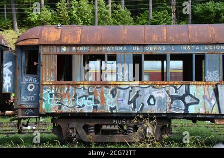 Alte Eisenbahnwaggons der spanischen RENFE verlassenen in der Station von Canfranc, Nordspanien. Stockfoto