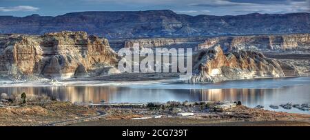 Ein verstecktes Juwel von einer Wanderung von Big Water zu den Wahweap Hoodoos, einer herrlichen Sammlung von riesigen bis winzigen Hoodoos in 100 Millionen Jahre altem Dakota-Sandstein. Stockfoto