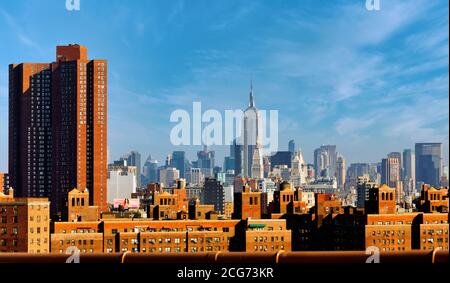 New York, New York State, Vereinigte Staaten von Amerika. Skyline von Manhattan mit Empire State Building im Zentrum, von der Brooklyn Bridge aus gesehen. Stockfoto
