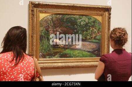 Die Leute betrachten Ophelia 1851-2 von John Everett Millais, das berühmteste Werk der Pre-Raphaelites: Victorian Avante-Garde Herbstschau in der Tate Britain, London. Stockfoto