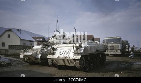 2. Februar 1994 während des Krieges in Zentralbosnien: Vor dem Stützpunkt der britischen Armee in der Nähe von Vitez werden ein APC Alvis FV432 und ein Warrior MCV der Coldstream Guards einen UNHCR-Konvoi für humanitäre Hilfe nach Zenica begleiten. Stockfoto