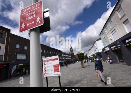 Bolton, Lancashire, 9. September 2020. Die Einwohner von Bolton stehen heute vor ihrem ersten vollen Tag einer neuen, strengeren Sperre. Pubs, Bars und Restaurants dürfen nur einen Take-Away-Service anbieten, während es nicht erlaubt ist, jemanden von außerhalb Ihrer Familie zu treffen. COVID-19-Schilder auf Newport Street, Bolton. Kredit: Paul Heyes/ Alamy Live Nachrichten Stockfoto