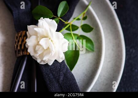 Blick von oben auf weiße Rose auf einem Platz Einstellung Stockfoto