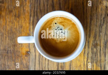 Tasse Espresso auf einem Holztisch Stockfoto