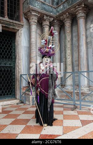 Venedig, Italien, 1. februar 2008. Schöne Karnevalsmaske in Venedig während der traditionellen mardi Gras Parade am Markusplatz Stockfoto