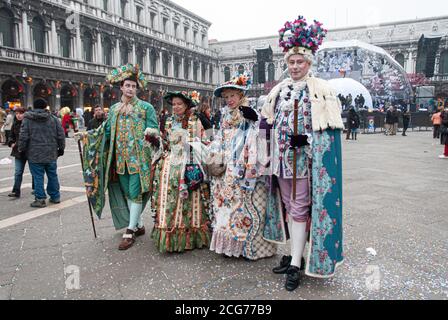 Venedig, Italien, 1. februar 2008. Schöne Gruppe von Karneval Maske in Venedig während der traditionellen mardi Gras Parade in San Marco Platz Stockfoto