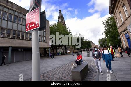 Bolton, Lancashire, 9. September 2020. Die Einwohner von Bolton stehen heute vor ihrem ersten vollen Tag einer neuen, strengeren Sperre. Pubs, Bars und Restaurants dürfen nur einen Take-Away-Service anbieten, während es nicht erlaubt ist, jemanden von außerhalb Ihrer Familie zu treffen. COVID-19 Nachrichten im Stadtzentrum von Bolton. Kredit: Paul Heyes/ Alamy Live Nachrichten Stockfoto