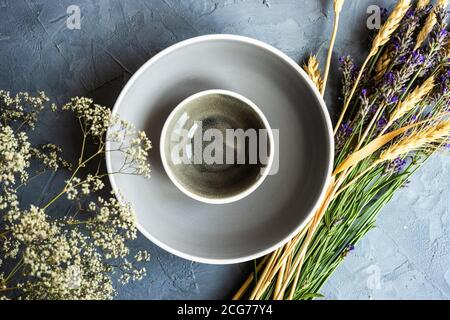 Rustikale Tischkulisse mit getrockneten Blumen, Lavendel und Weizenohren Stockfoto