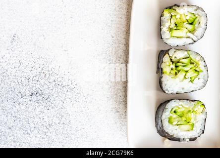 Blick von oben auf drei Kappamaki-Rollen Stockfoto