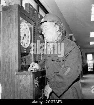 Der Komiker Charlie Drake musttet für seine neueste Komödie Mister Ten Prozent ein. Stockfoto