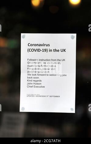 Bolton, Lancashire, 9. September 2020. Die Einwohner von Bolton stehen heute vor ihrem ersten vollen Tag einer neuen, strengeren Sperre. Pubs, Bars und Restaurants dürfen nur einen Take-Away-Service anbieten, während es nicht erlaubt ist, jemanden von außerhalb Ihrer Familie zu treffen. Schild an der Tür des Spinning Mule Pub, Nelson Square, geschlossen wegen der neuen Einschränkungen. Kredit: Paul Heyes/ Alamy Live Nachrichten Stockfoto