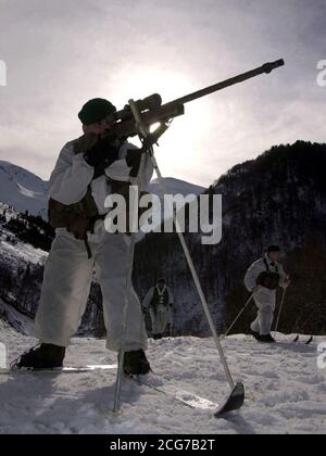 Royal Marines von 45 Kommandos erhalten Truppenpatrouille hoch oben in den Hügeln des Kosovo. Sie sind Mitglieder der 3 Commando Brigade, die an jeder weiteren Landoperation in Afghanistan teilnehmen könnte, sobald die aktuelle Phase der Luftangriffe vorüber ist. * .... Verteidigungsminister Geoff Hoon deutete jedoch an, dass jeder Einsatz von Bodentruppen innerhalb Afghanistans durch Amerika und seine Verbündeten bis zum nächsten Frühjahr warten muss, um vor den Schwierigkeiten zu warnen, die es während des harten Winters des Landes gibt, der jetzt nur zwei oder drei Wochen entfernt ist. Siehe PA Geschichte WAR Commando. Stockfoto