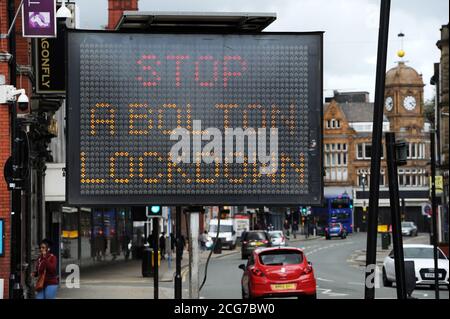 Bolton, Lancashire, 9. September 2020. Die Einwohner von Bolton stehen heute vor ihrem ersten vollen Tag einer neuen, strengeren Sperre. Pubs, Bars und Restaurants dürfen nur einen Take-Away-Service anbieten, während es nicht erlaubt ist, jemanden von außerhalb Ihrer Familie zu treffen. Stop Lockdown Zeichen wurden in der ganzen Stadt platziert, dieses auf Bradshawgate, Bolton. Kredit: Paul Heyes/ Alamy Live Nachrichten Stockfoto