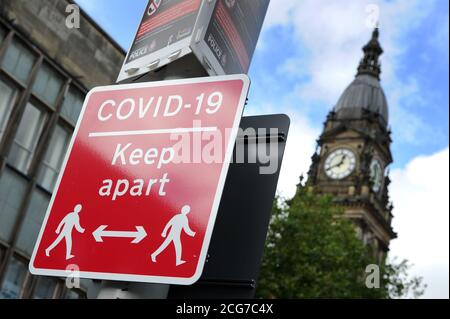 Bolton, Lancashire, 9. September 2020. Die Einwohner von Bolton stehen heute vor ihrem ersten vollen Tag einer neuen, strengeren Sperre. Pubs, Bars und Restaurants dürfen nur einen Take-Away-Service anbieten, während es nicht erlaubt ist, jemanden von außerhalb Ihrer Familie zu treffen. COVID-19 Schilder auf Newport Street, Bolton mit dem Rathaus im Hintergrund. Kredit: Paul Heyes/ Alamy Live Nachrichten Stockfoto