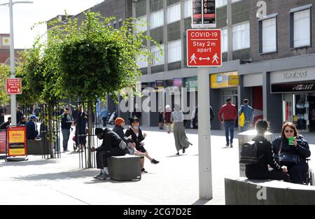 Bolton, Lancashire, 9. September 2020. Die Einwohner von Bolton stehen heute vor ihrem ersten vollen Tag einer neuen, strengeren Sperre. Pubs, Bars und Restaurants dürfen nur einen Take-Away-Service anbieten, während es nicht erlaubt ist, jemanden von außerhalb Ihrer Familie zu treffen. COVID-19-Schilder auf Newport Street, Bolton. Kredit: Paul Heyes/ Alamy Live Nachrichten Stockfoto