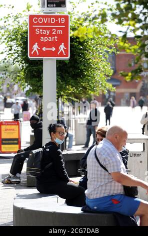 Bolton, Lancashire, 9. September 2020. Die Einwohner von Bolton stehen heute vor ihrem ersten vollen Tag einer neuen, strengeren Sperre. Pubs, Bars und Restaurants dürfen nur einen Take-Away-Service anbieten, während es nicht erlaubt ist, jemanden von außerhalb Ihrer Familie zu treffen. COVID-19-Schilder auf Newport Street, Bolton. Kredit: Paul Heyes/ Alamy Live Nachrichten Stockfoto