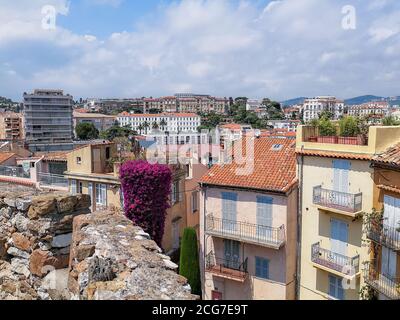 Blick von der Steinmauer auf den Hügel über die stimmungsvollen alten traditionellen Häuser mit roten Ziegeldächern, hölzernen Sonnenjalousien, offenen Balkonen, Blumentöpfen Rad Stockfoto