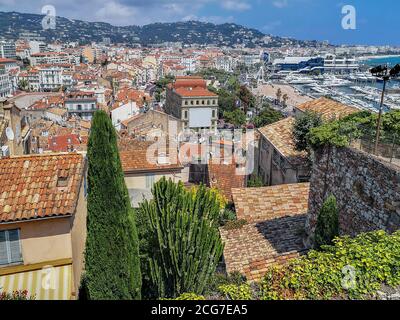 Panoramablick über Nizza Stadt mit stimmungsvollen traditionellen Häusern mit roten Ziegeldächern, Mittelmeer mit Yachten im Hafen, Beobachtungsrad. Stockfoto