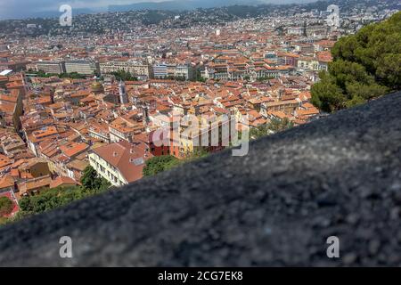 Panoramablick von oben vom Mount Boront Park auf dem Hügel über die schöne Stadt mit stimmungsvollen traditionellen Häusern mit roten Ziegeldächern, Frankreich. Stockfoto