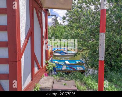 Blick über alte Bootstation mit Pontonschwimmer Kai mit Soviet Times Tretboote und Tretboote im Park See an einem sonnigen Tag. Stockfoto